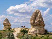 Reiter auf Hügel zwischen zwei mächtigen Felstürmen im Schwertertal